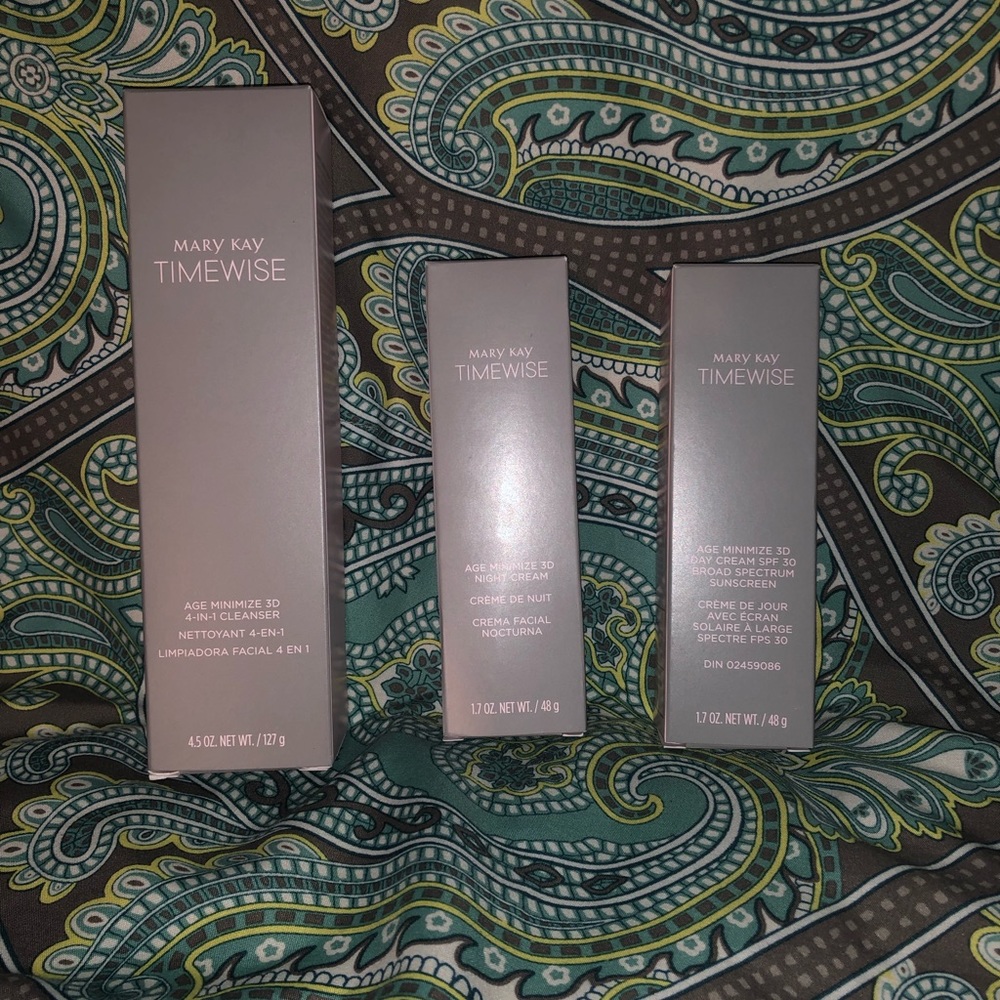 BRAND NEW IN BOX MaryKay time wise set
